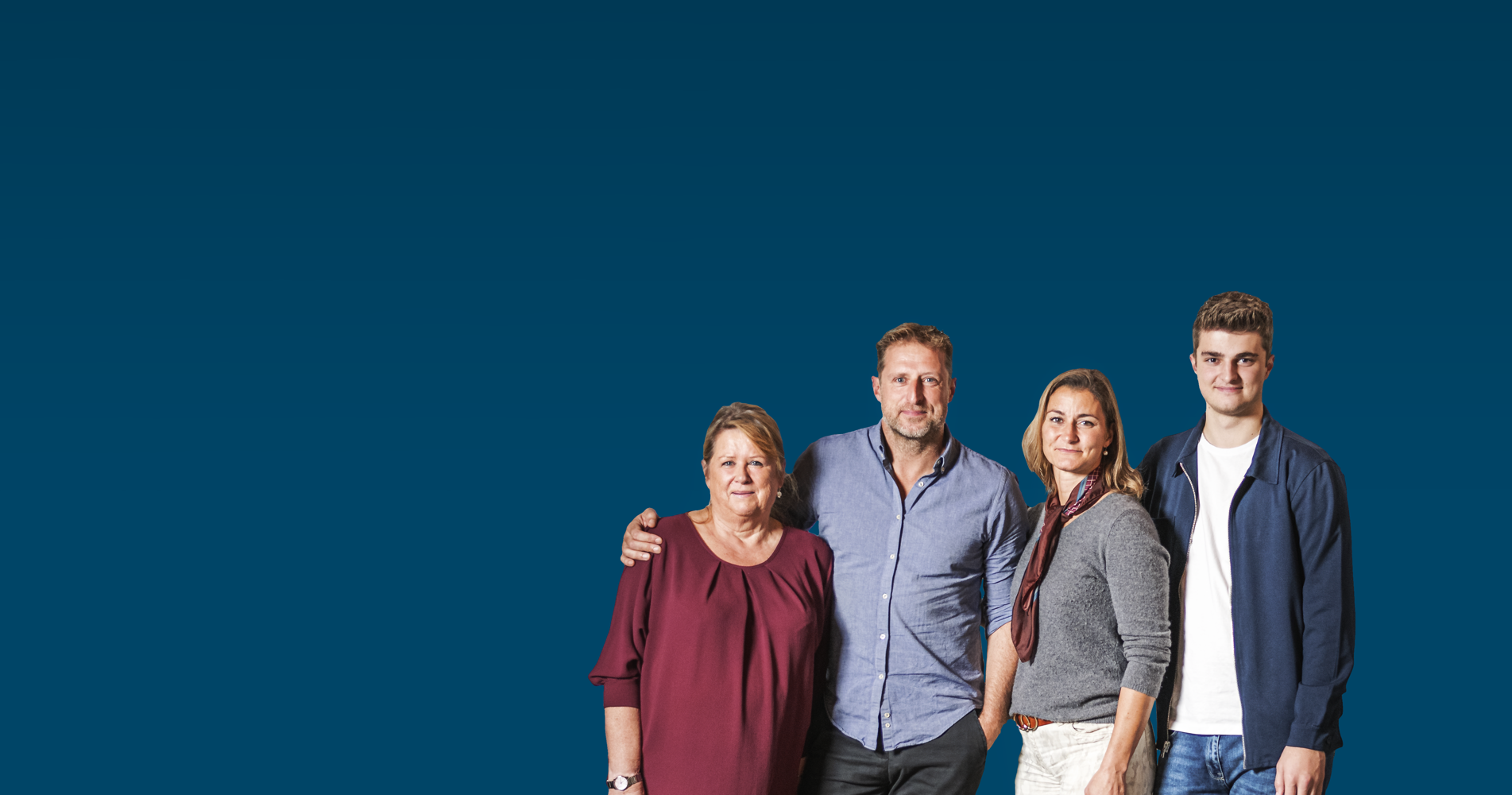 Et billede af en familie med mor, far, søn og farmor 